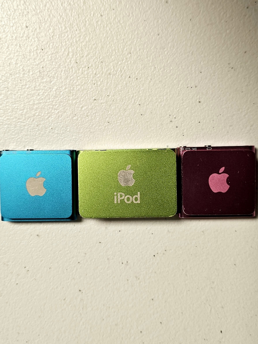 3 iPod shuffles (two 4th gens, one 2nd gen) pink, green, blue - Picture 3 of 4